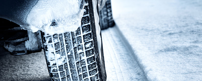 Tyre leaving behind a tyre track in the snow